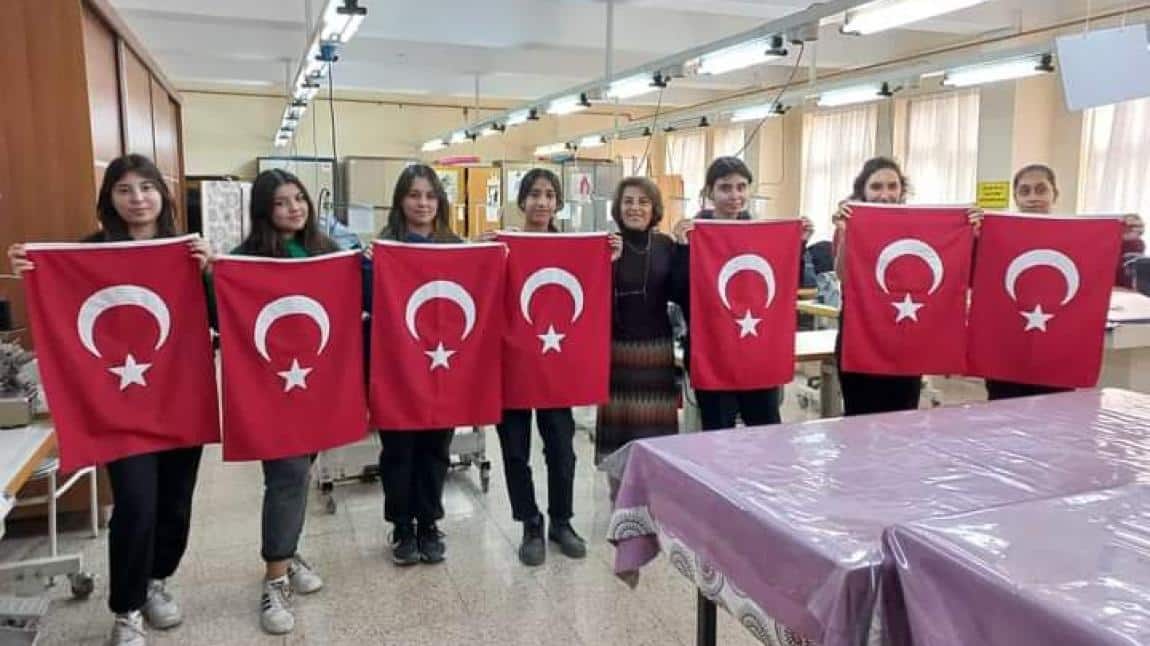 10/A Sınıfı Öğrencilerimizden Türk Bayrağı Dikimi 